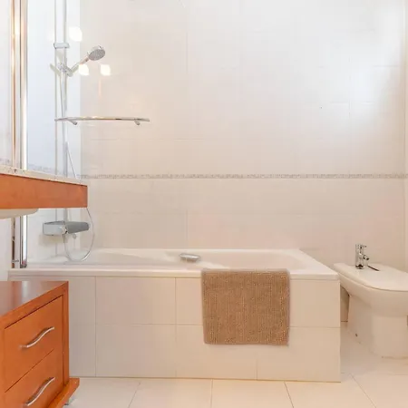 Sea View, Walk To Restaurants, Gym, Paddle & Golf Apartment