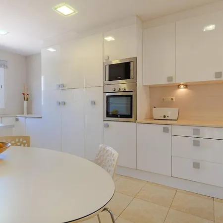 Sea View, Walk To Restaurants, Gym, Paddle & Golf Apartment