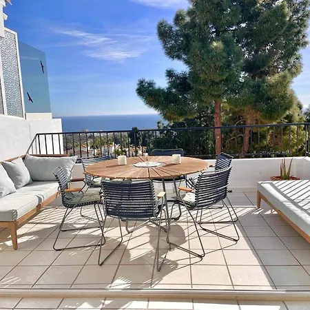 Sea View, Walk To Restaurants, Gym, Paddle & Golf